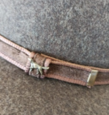 Palarie Lodenhut, maro, 100% lana, insigna caine