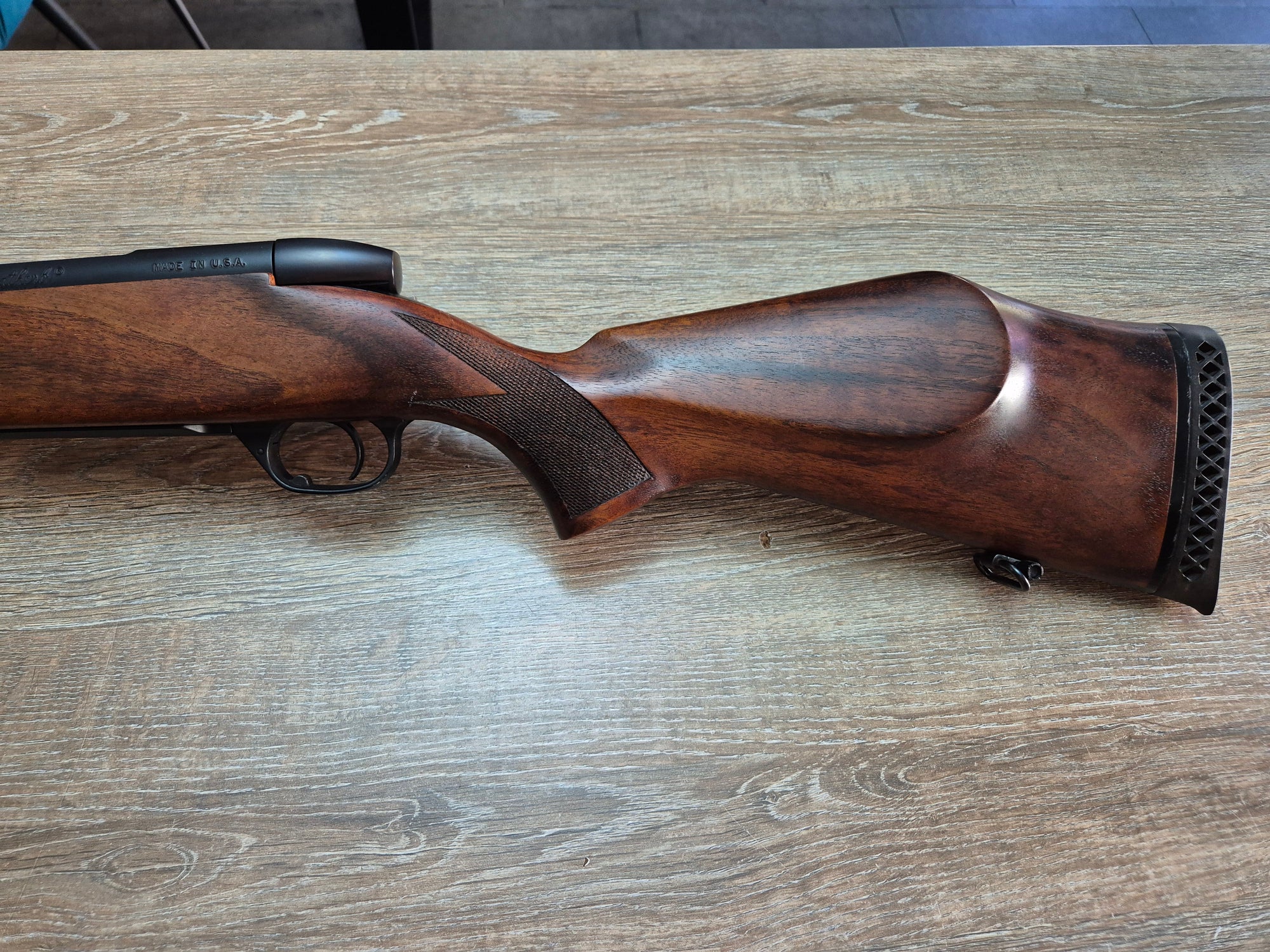 Carabina Weatherby Mark V, cal 7mm rem mag, teava 61cm, lemn