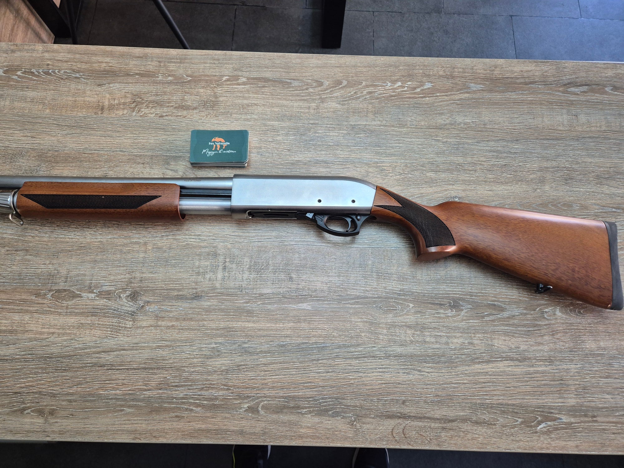 Lisa Pump-Action Aksan Arms, cal 12, teava 63cm, pat lemn