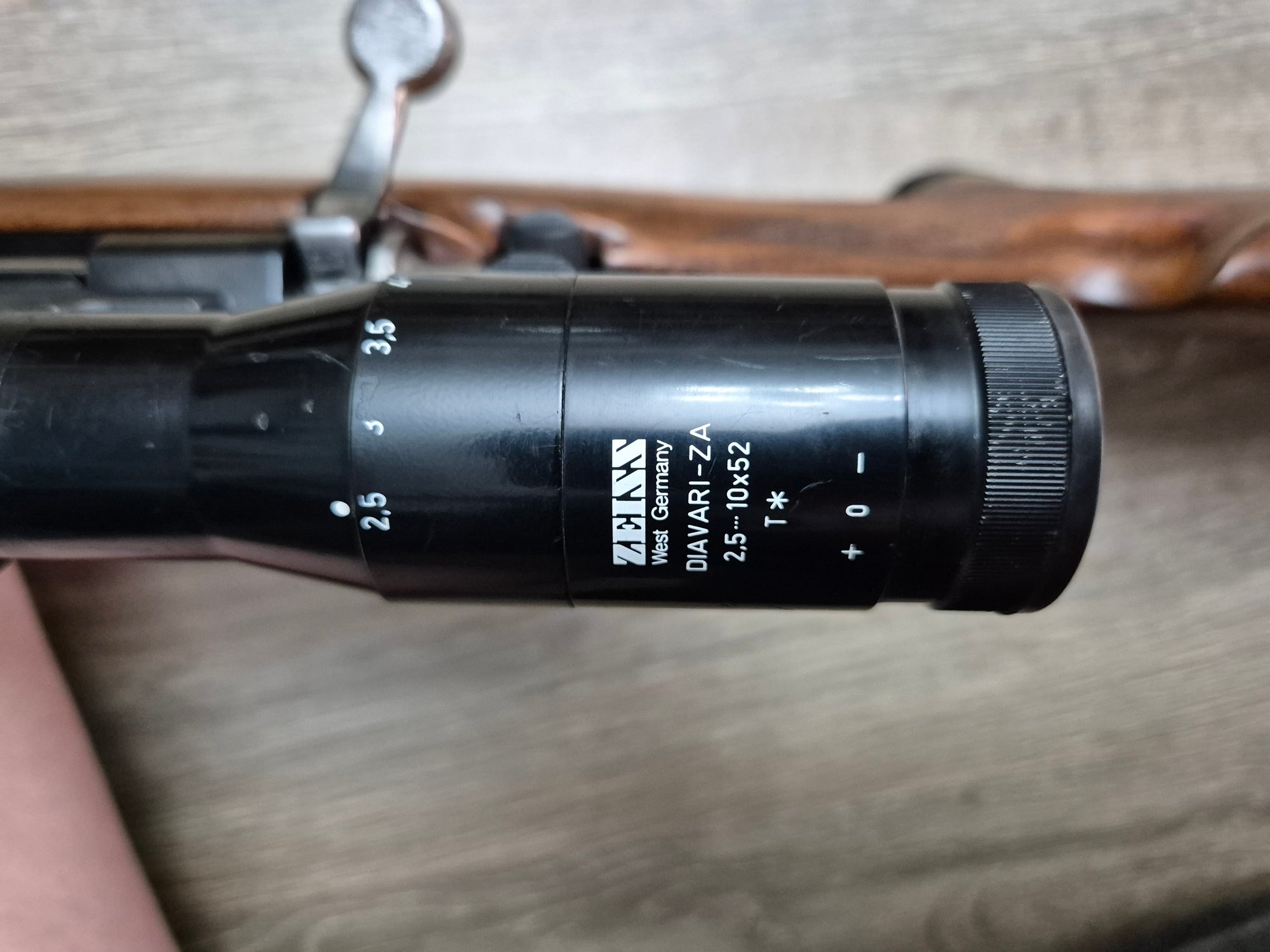 Carabina H. Dumoulin, cal 6.5x68, 65cm, luneta Zeiss Diavari 2.5-10x52