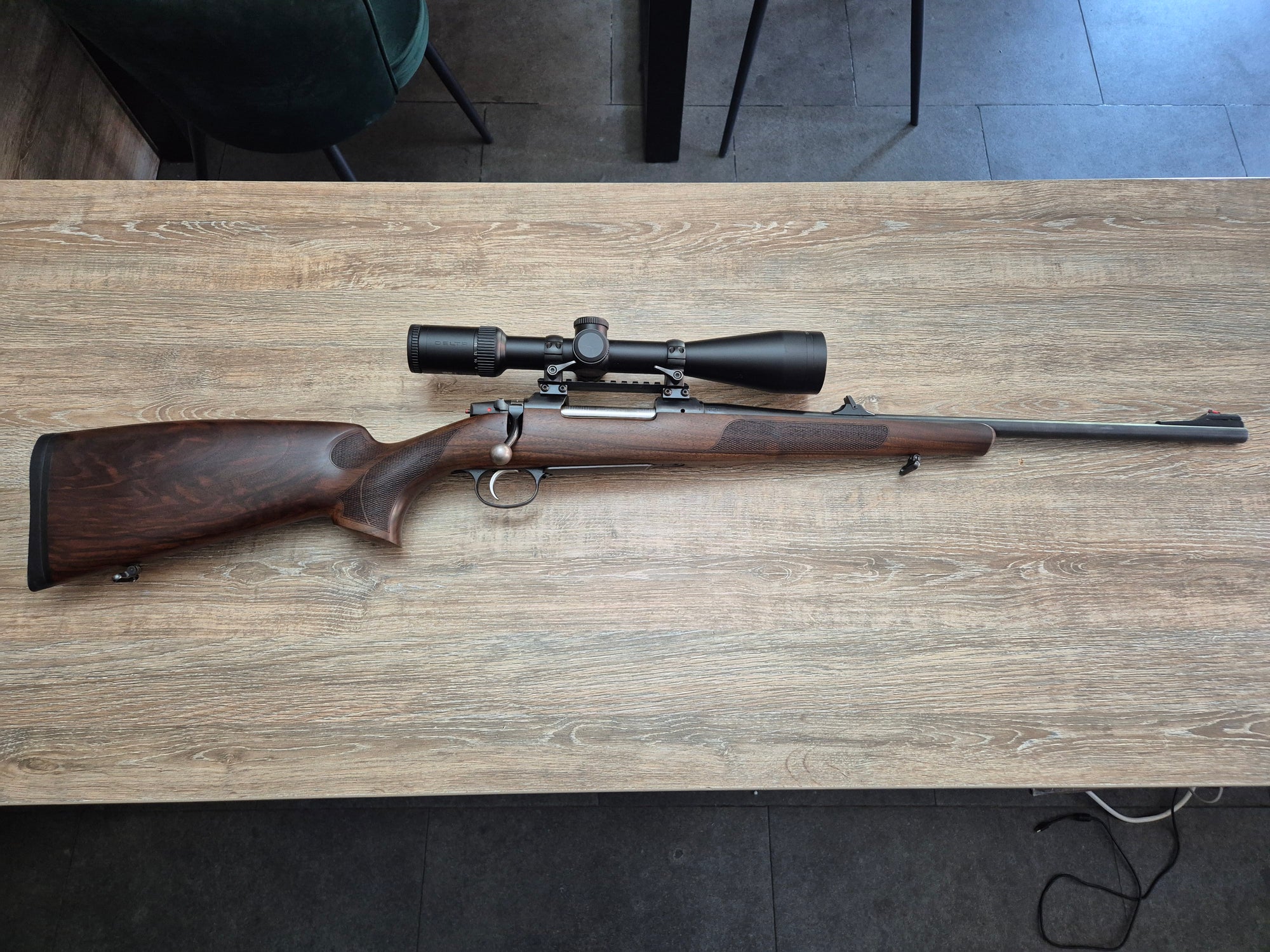 Carabina CZ 557 Lux, cal 30-06, 52cm, luneta Delta Titanium 2.5-15x50