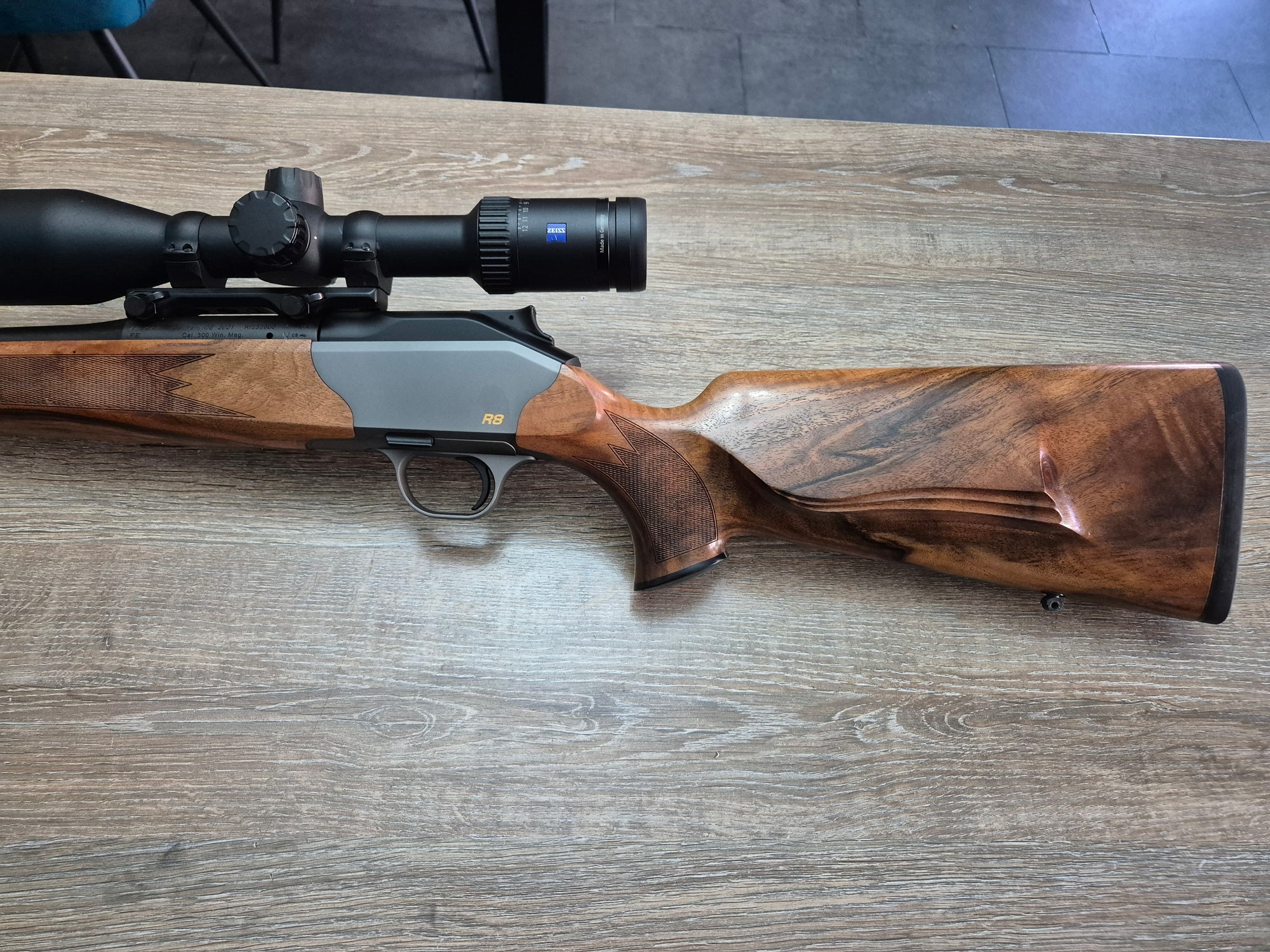 Carabina Blaser R8, cal 300 win mag, 65cm, pat lemn, luneta Zeiss V6 2-12x50