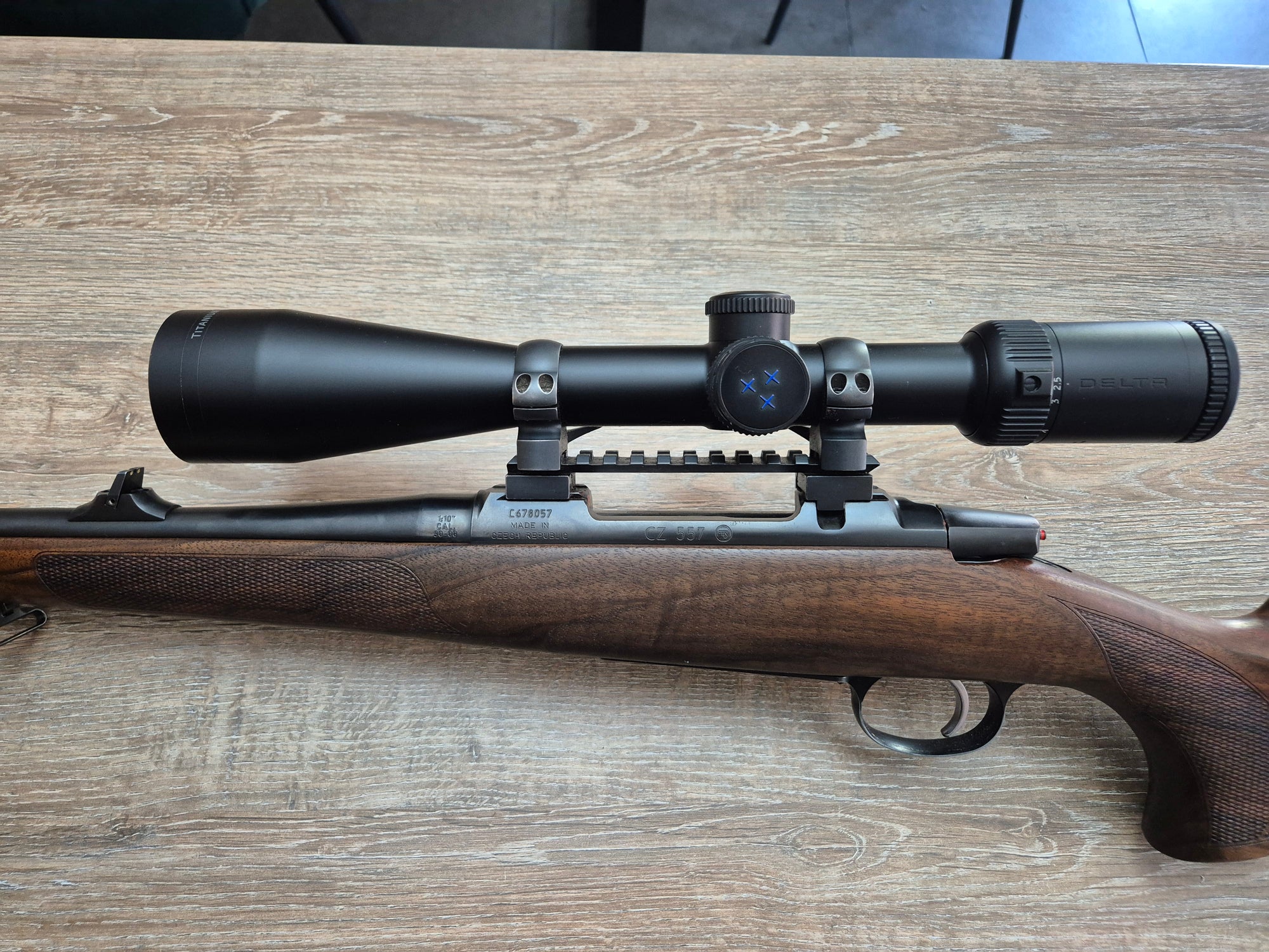 Carabina CZ 557 Lux, cal 30-06, 52cm, luneta Delta Titanium 2.5-15x50