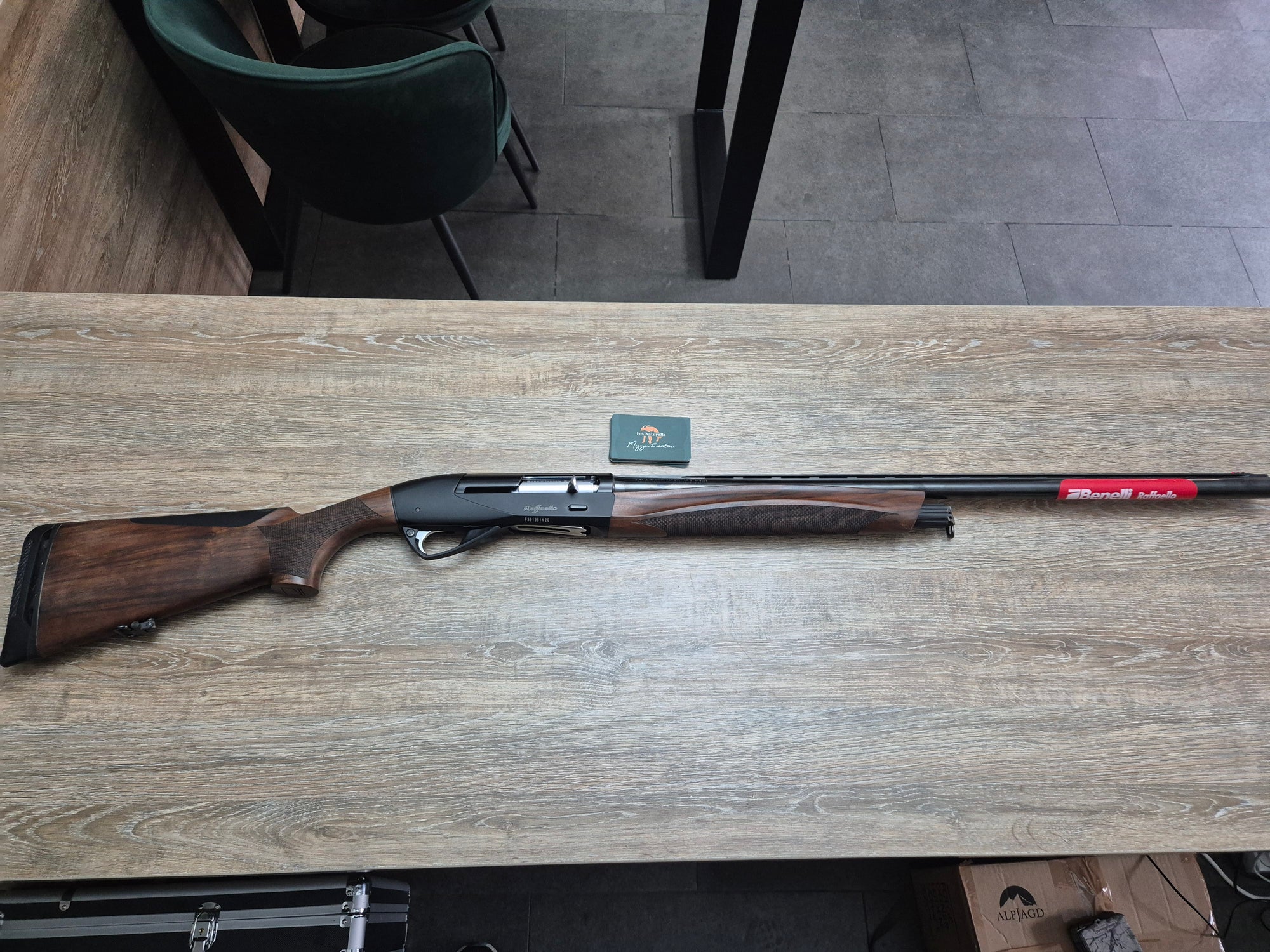 Lisa semiautomata Benelli Raffaello Black, cal 12/76, 70cm, pat lemn