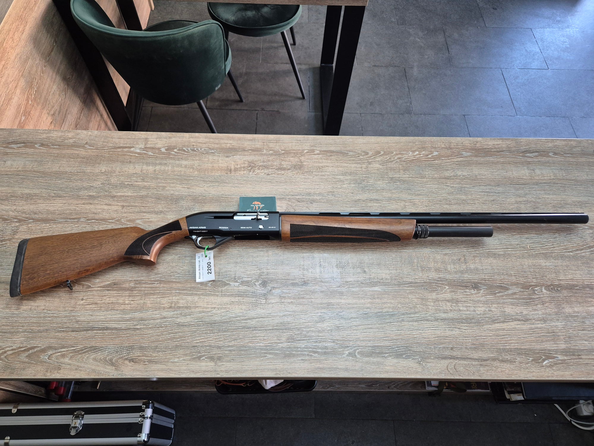 Lisa semiautomata Aksan Arms, cal 12/76, 71cm, pat lemn