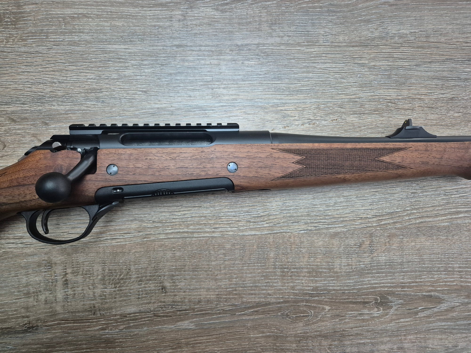 Carabina Haenel Jaeger 10, cal 7x64, 56cm, pat lemn, sina weaver inclusa