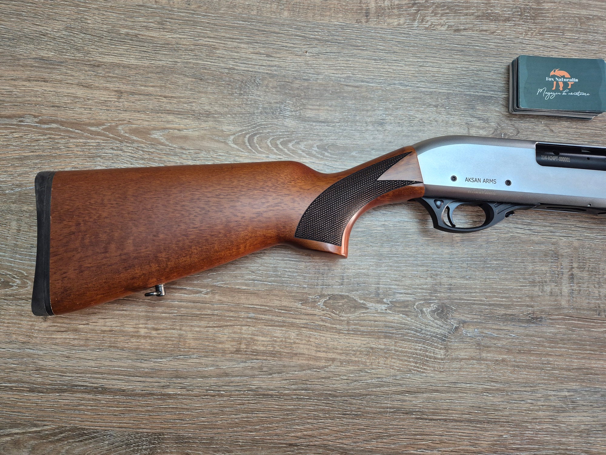 Lisa Pump-Action Aksan Arms, cal 12, teava 63cm, pat lemn