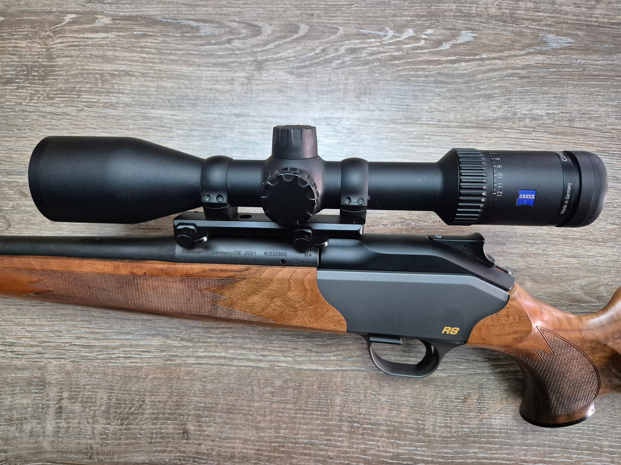 Carabina Blaser R8, cal 300 win mag, 65cm, pat lemn, luneta Zeiss V6 2-12x50