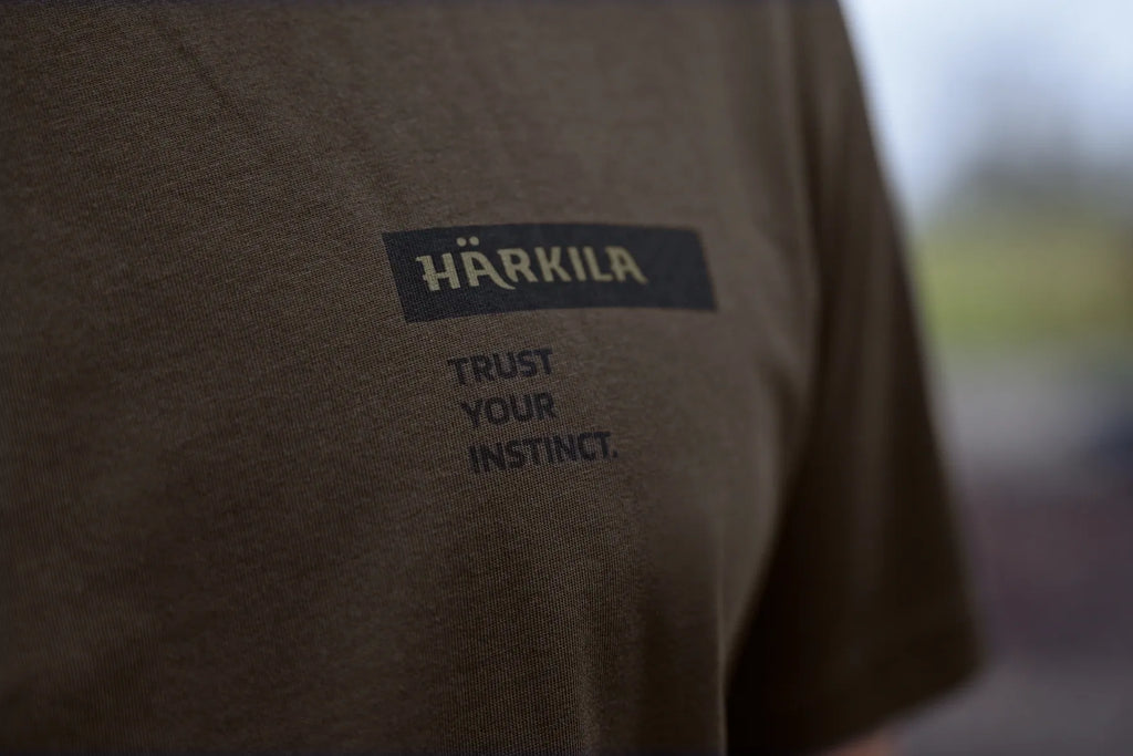 Tricou Harkila logo band,Shadow brown/Tarmac