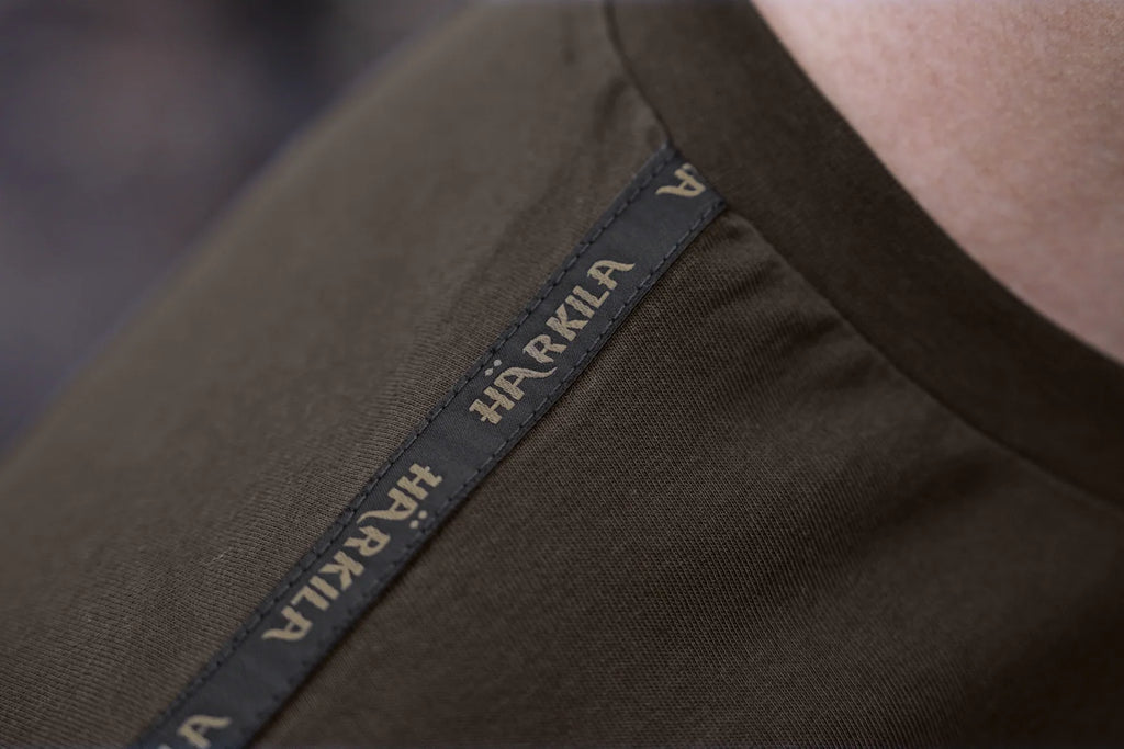Tricou Harkila logo band,Shadow brown/Tarmac