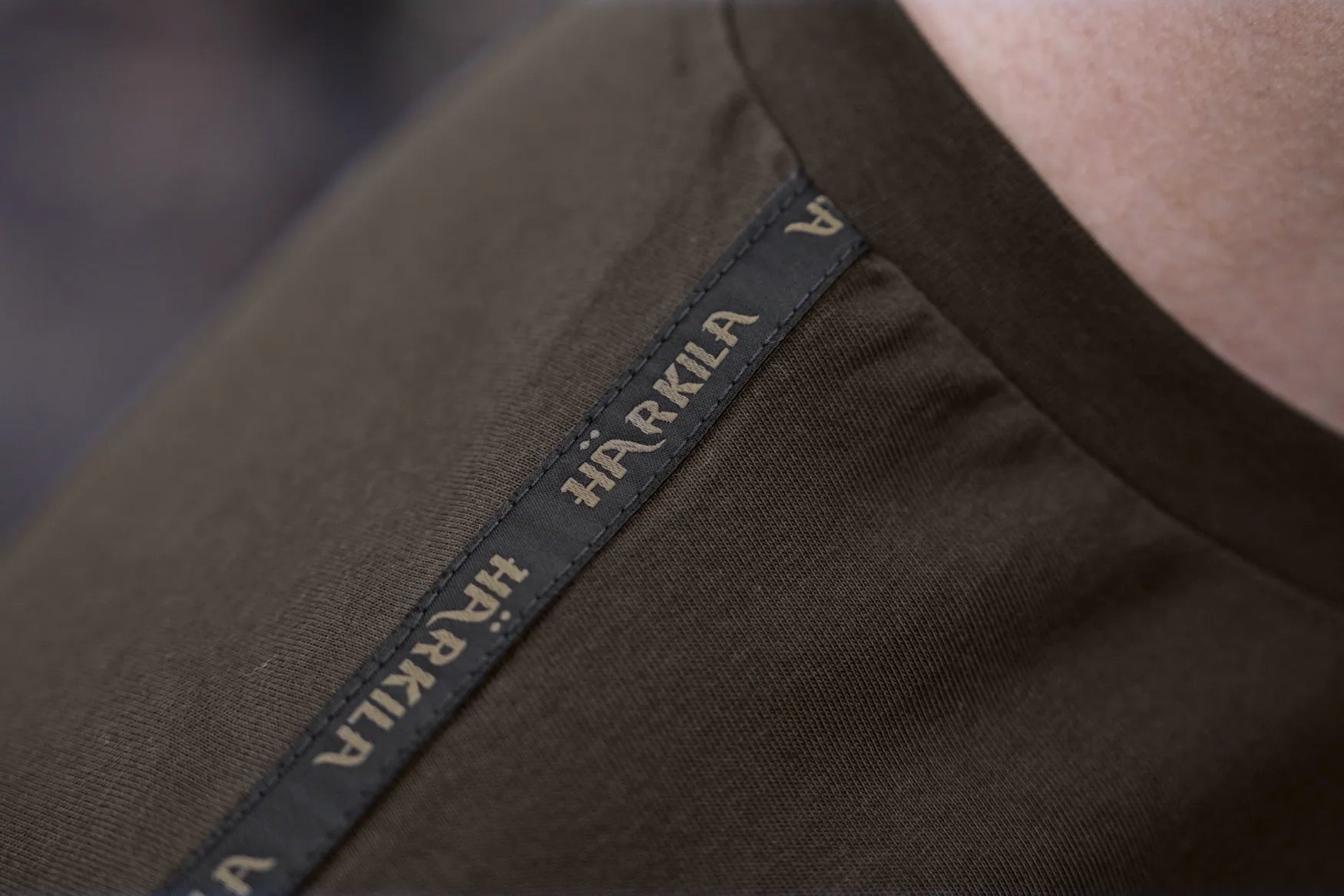 Tricou Harkila logo band,Shadow brown/Tarmac