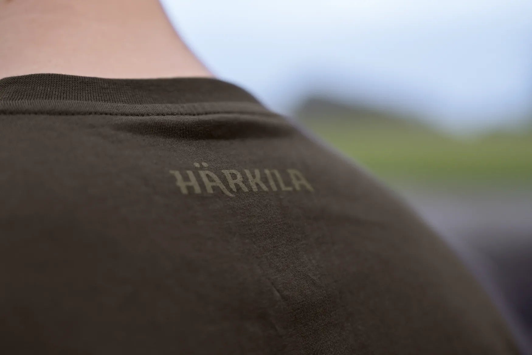 Tricou Harkila logo band,Shadow brown/Tarmac