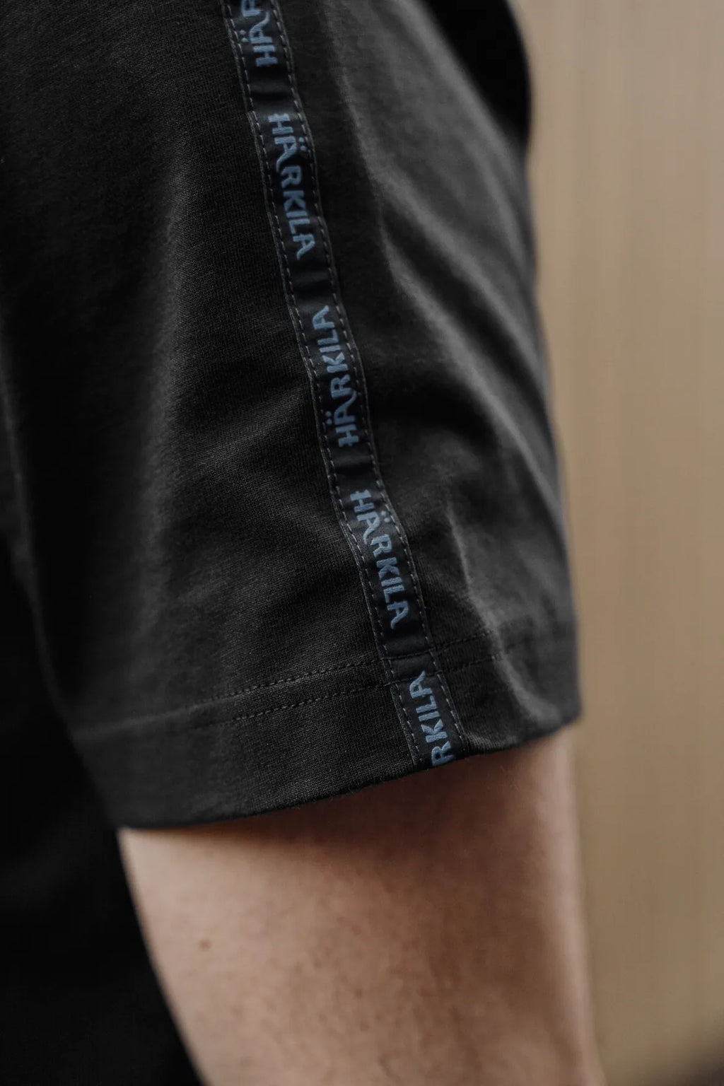 Tricou Harkila logo band,Anthracite/sea blue