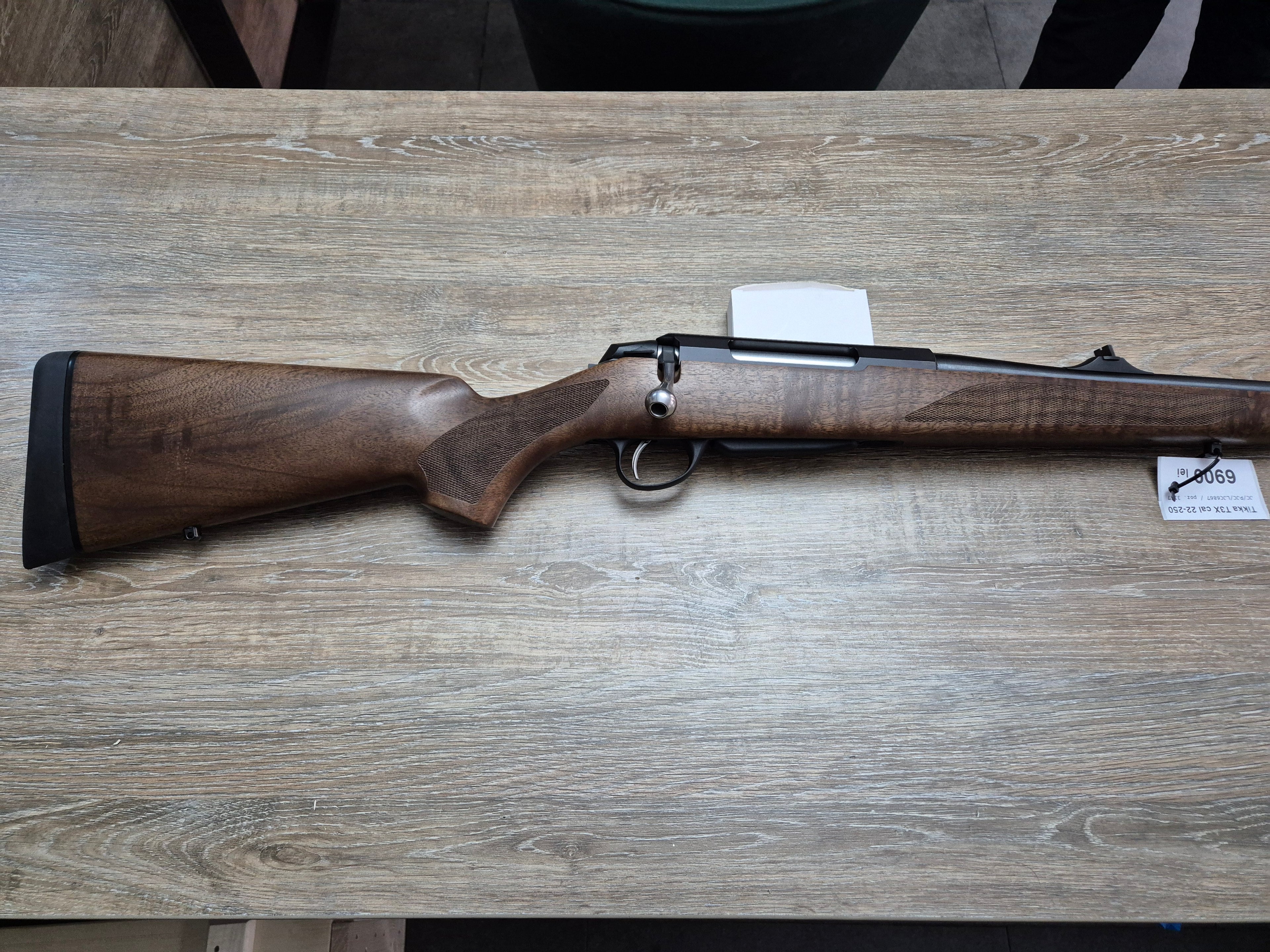 Carabina Tikka T3X Hunter, cal 22-250 rem, 57cm, pat lemn