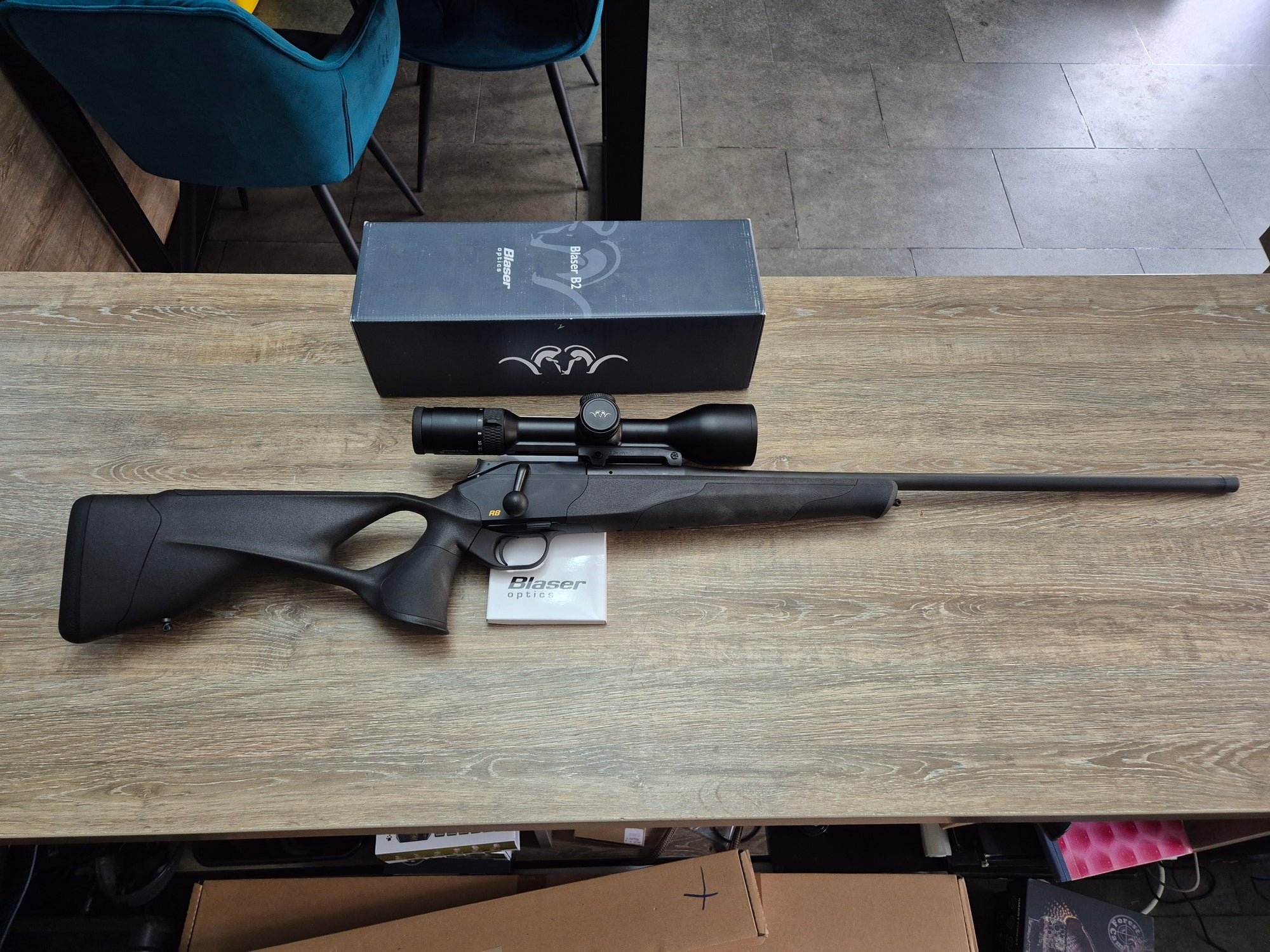 Pachet Blaser R8 Ultimate cal 300 win mag cu luneta Blaser B2 2.5-15x56