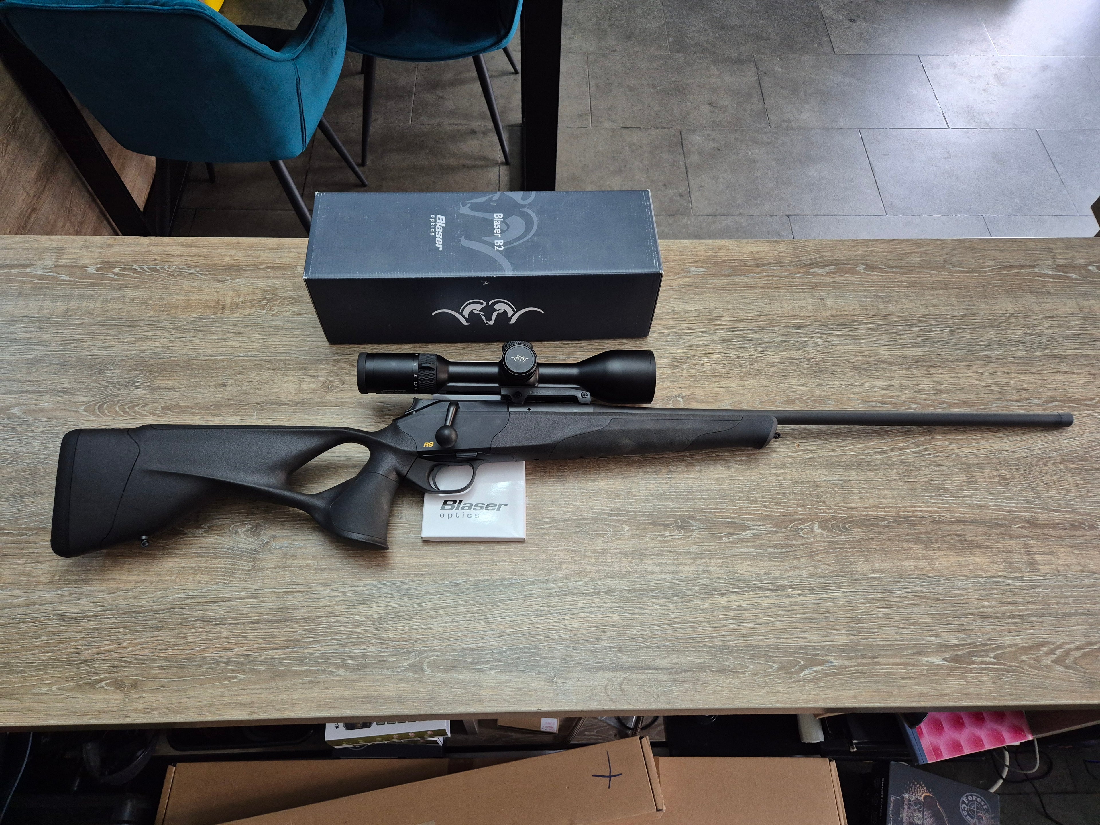 Pachet Blaser R8 Ultimate cal 300 win mag cu luneta Blaser B2 2.5-15x56