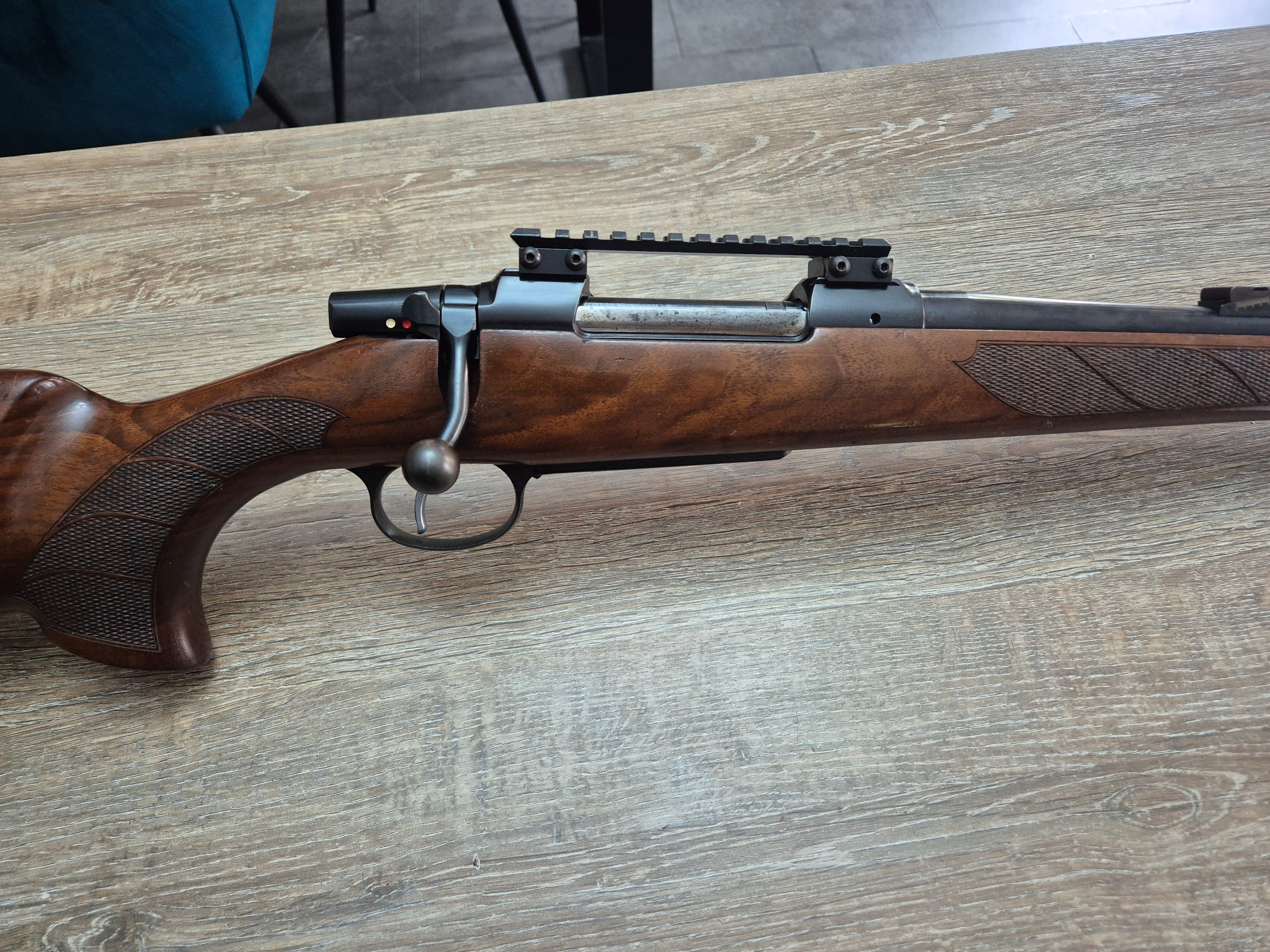 Carabina CZ 550, cal 30-06, teava 60cm, cătări, pat lemn