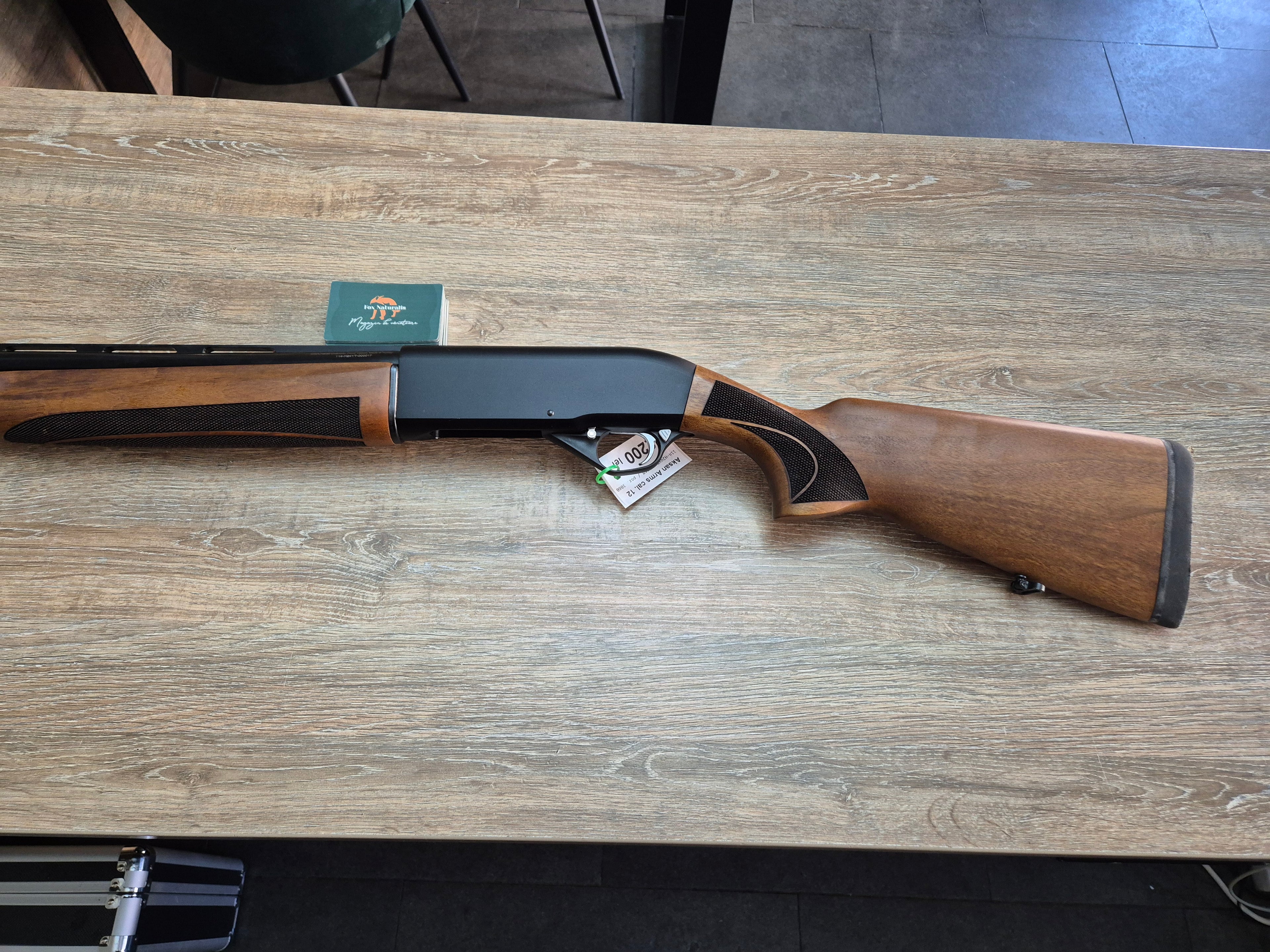 Lisa semiautomata Aksan Arms, cal 12/76, 71cm, pat lemn