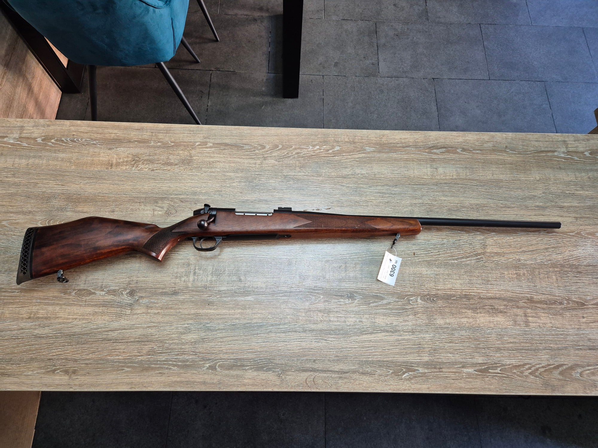 Carabina Weatherby Mark V, cal 7mm rem mag, teava 61cm, lemn