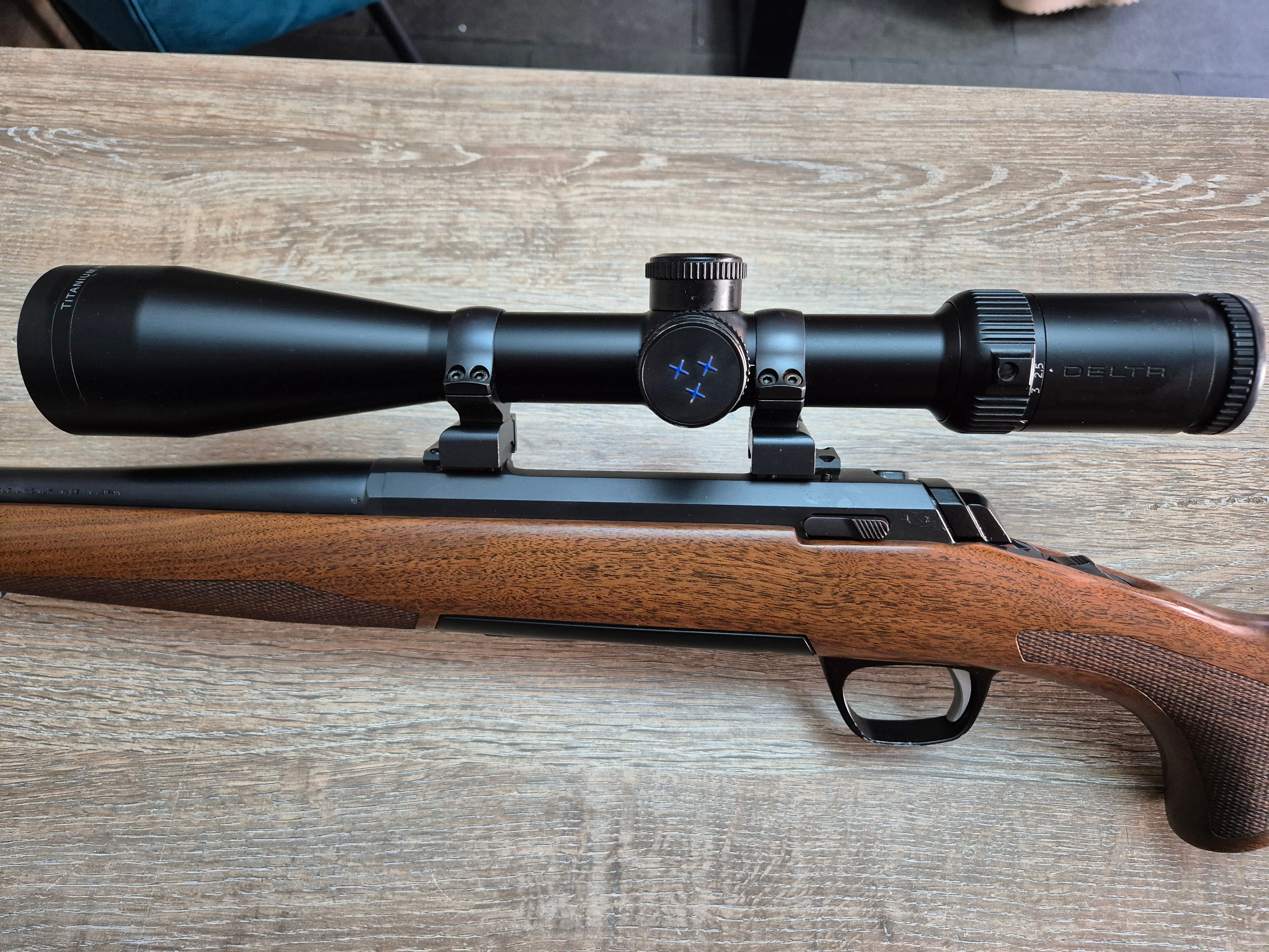 Carabina Browning X-Bolt, cal 30-06, pat lemn + Delta 2.5-15x50