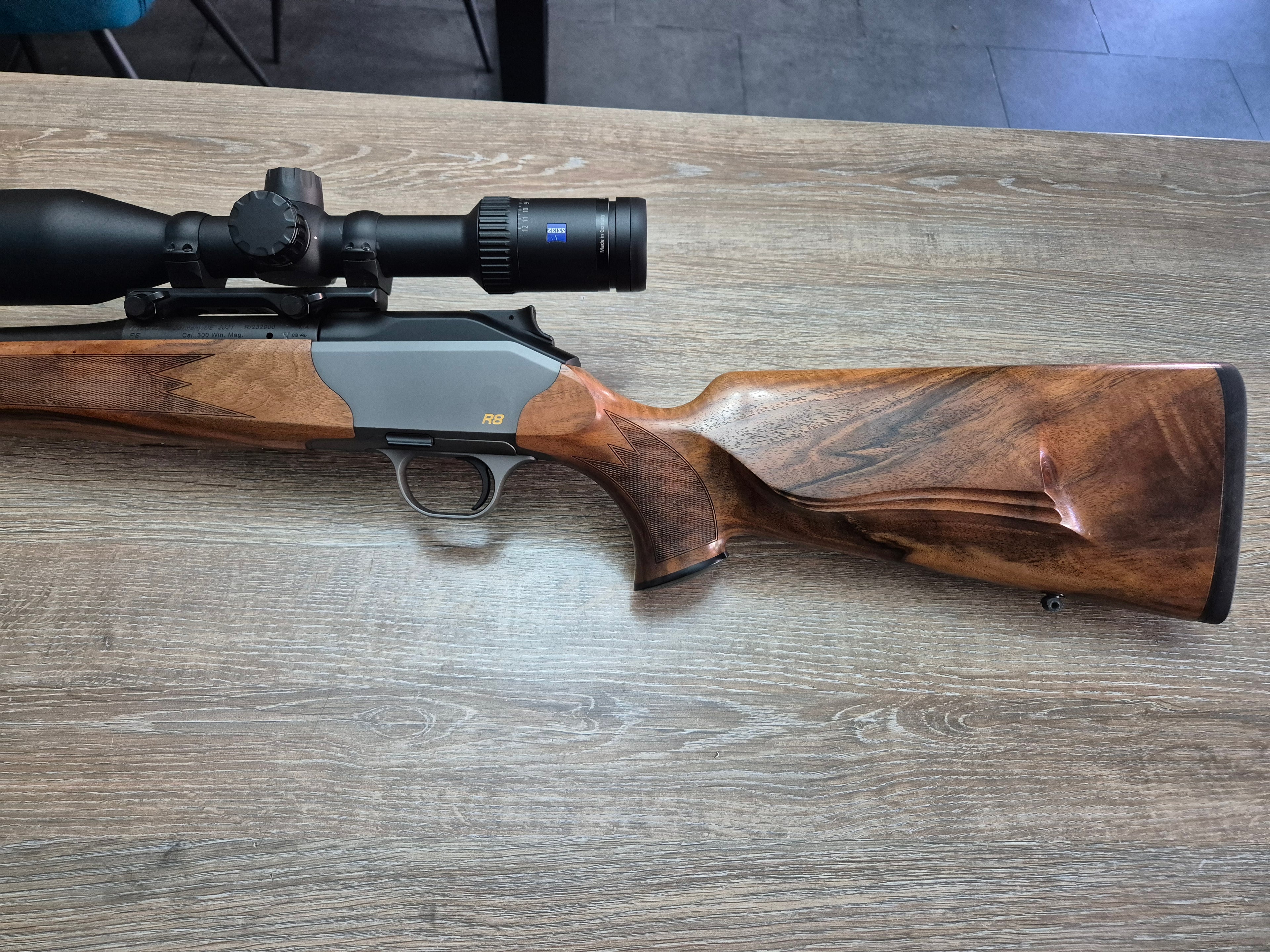 Carabina Blaser R8, cal 300 win mag, 65cm, pat lemn, luneta Zeiss V6 2-12x50