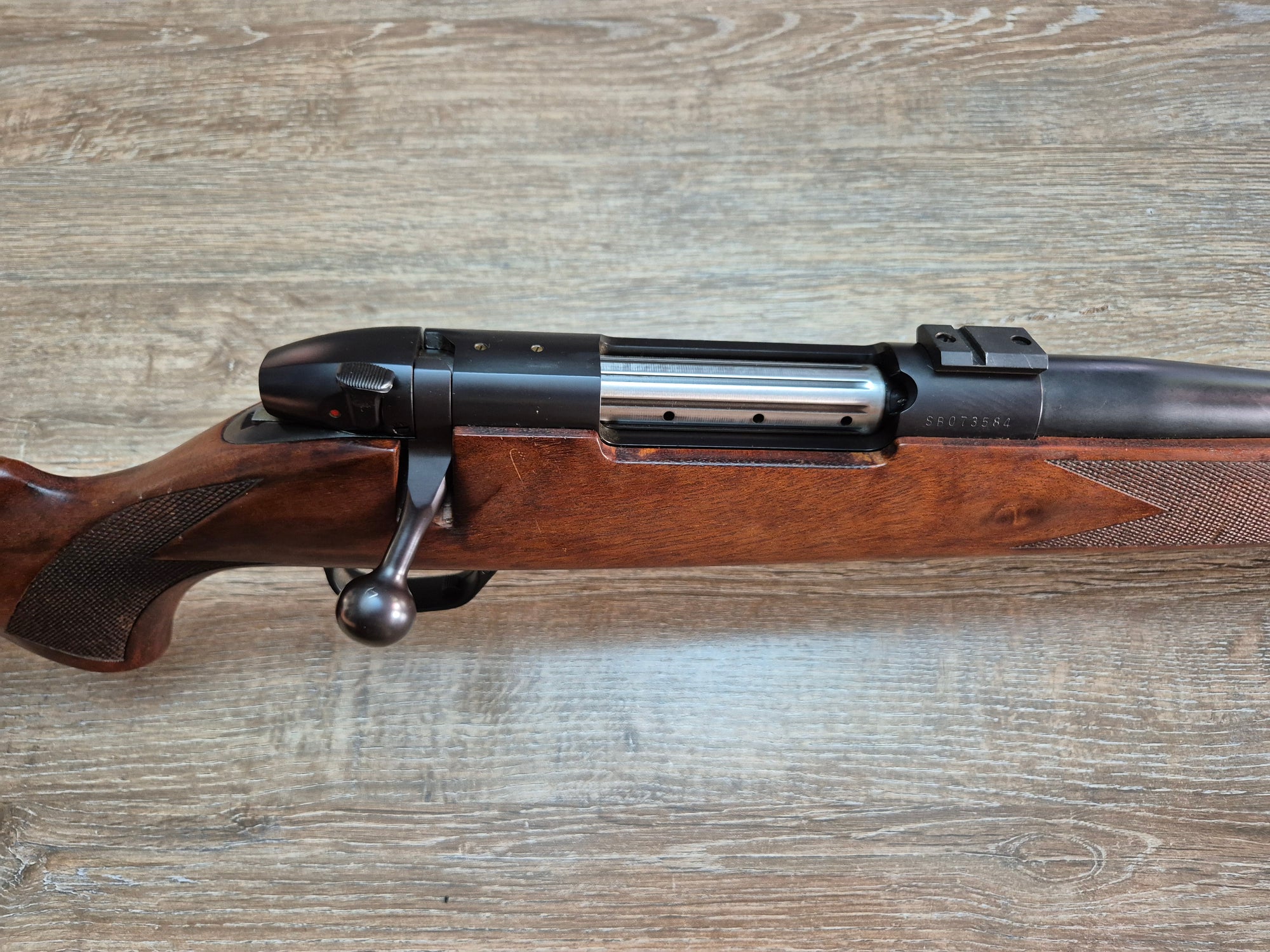 Carabina Weatherby Mark V, cal 7mm rem mag, teava 61cm, lemn
