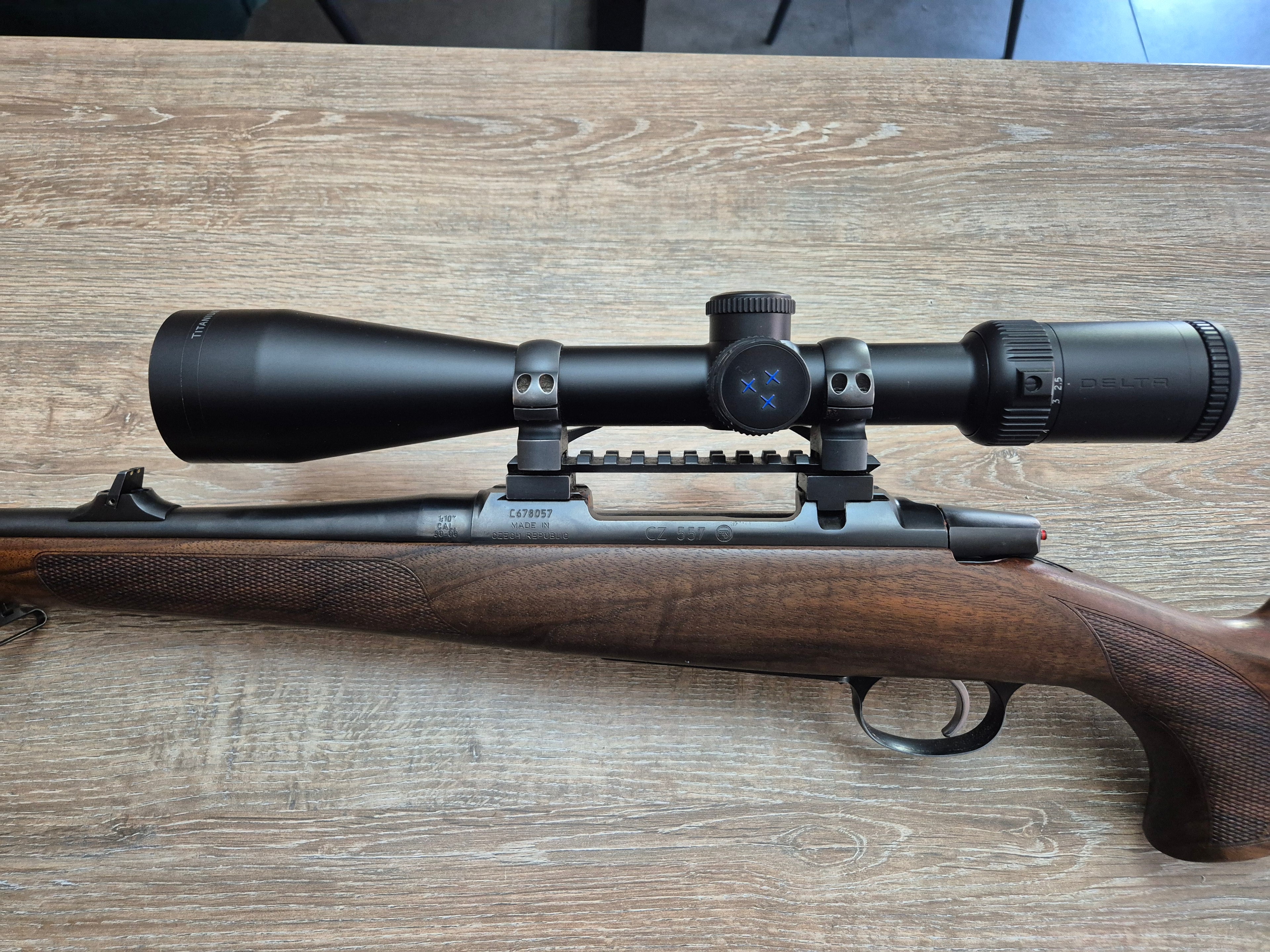 Carabina CZ 557 Lux, cal 30-06, 52cm, luneta Delta Titanium 2.5-15x50