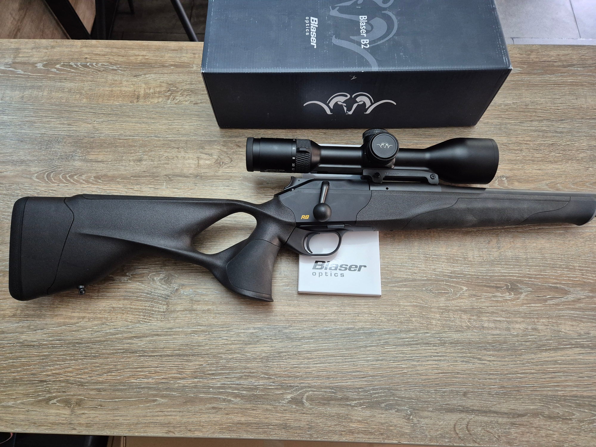 Pachet Blaser R8 Ultimate cal 300 win mag cu luneta Blaser B2 2.5-15x56