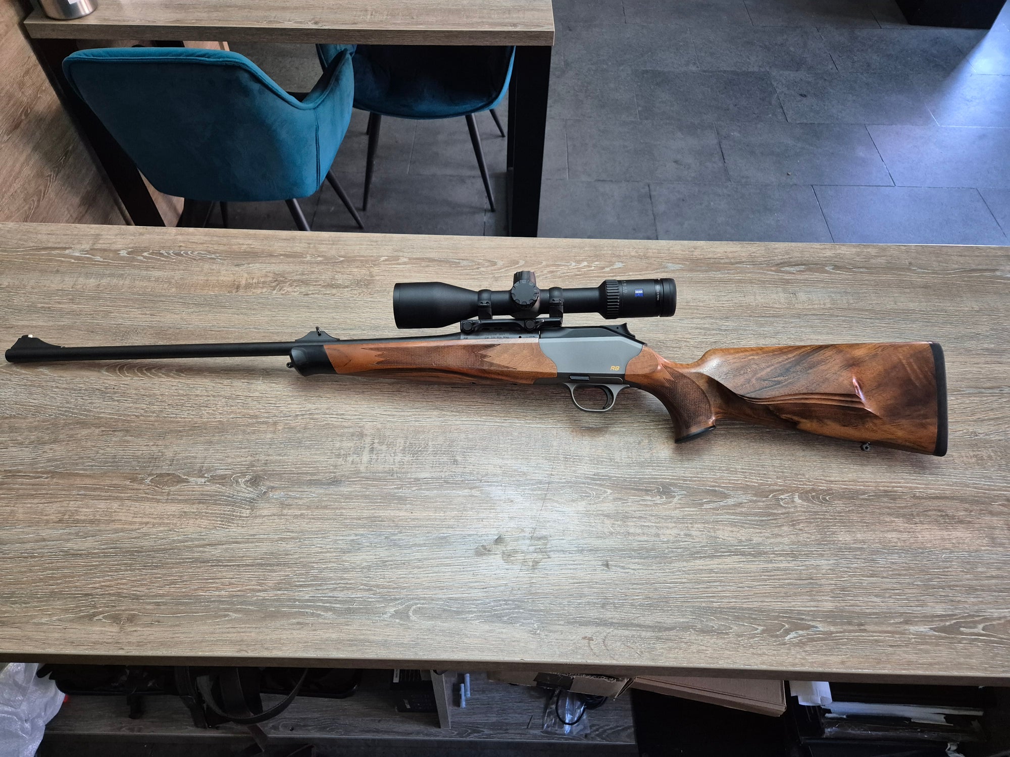 Carabina Blaser R8, cal 300 win mag, 65cm, pat lemn, luneta Zeiss V6 2-12x50