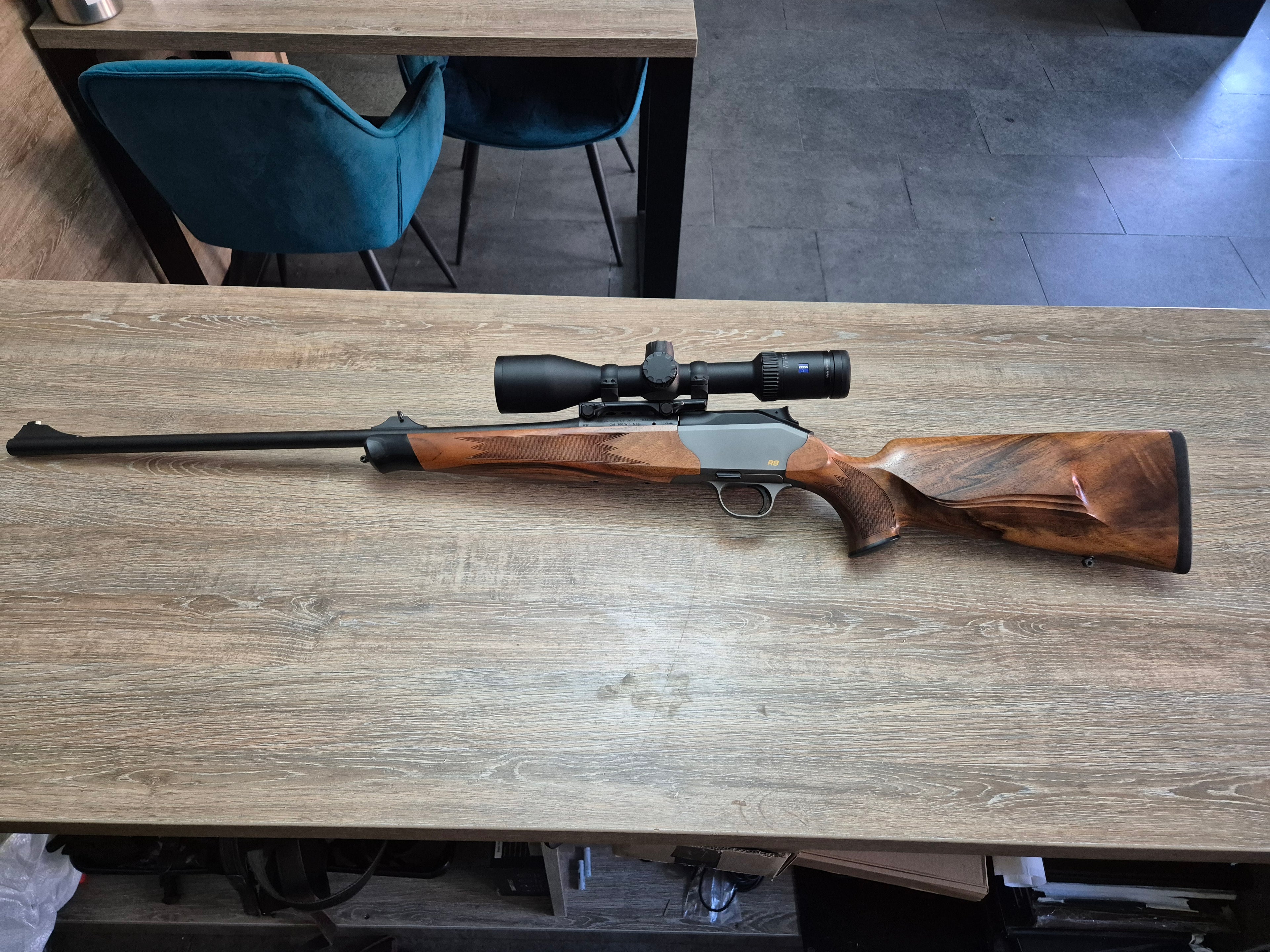Carabina Blaser R8, cal 300 win mag, 65cm, pat lemn, luneta Zeiss V6 2-12x50