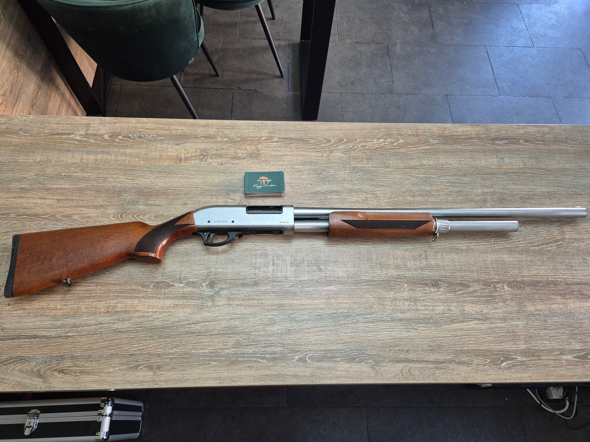 Lisa Pump-Action Aksan Arms, cal 12, teava 63cm, pat lemn