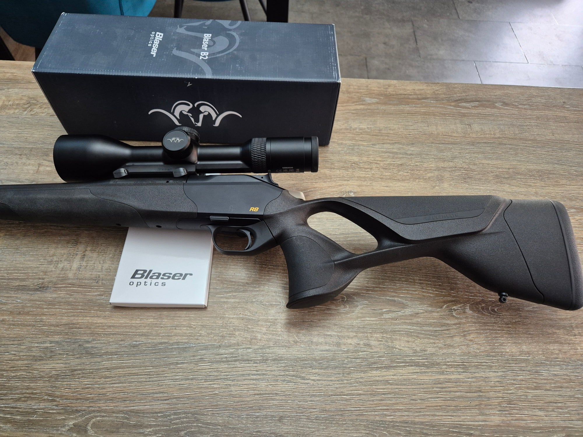 Pachet Blaser R8 Ultimate cal 300 win mag cu luneta Blaser B2 2.5-15x56