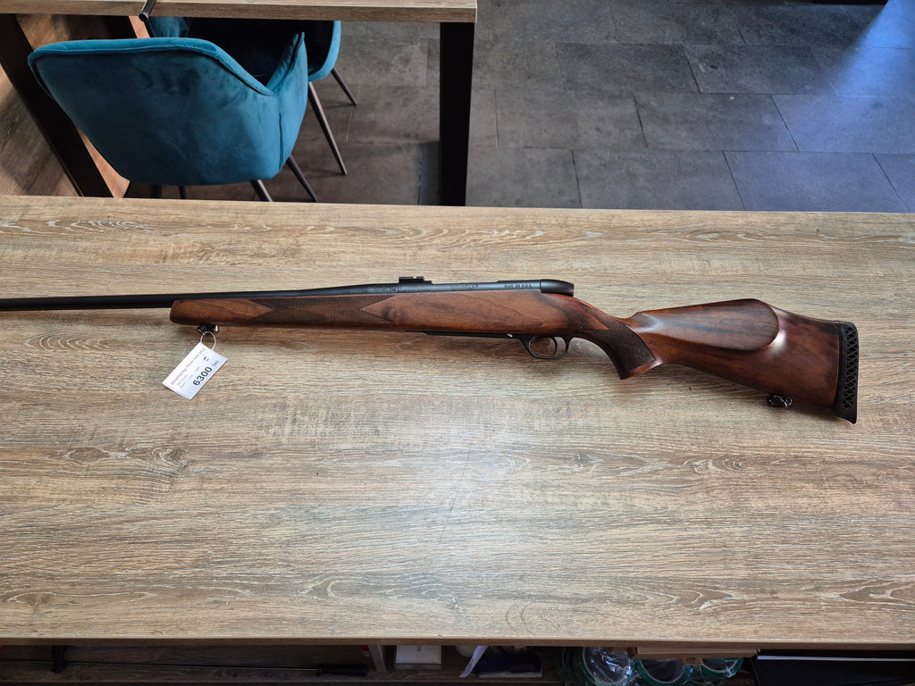 Carabina Weatherby Mark V, cal 7mm rem mag, teava 61cm, lemn