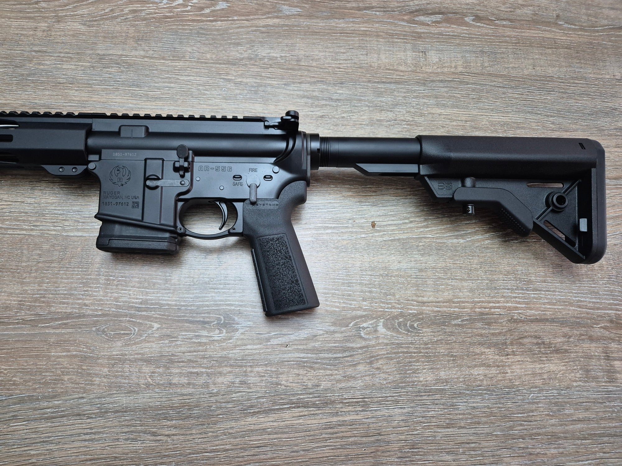 Carabina semiauto Ruger AR-556, cal 223 rem, stil tactic, pentru vanatoare