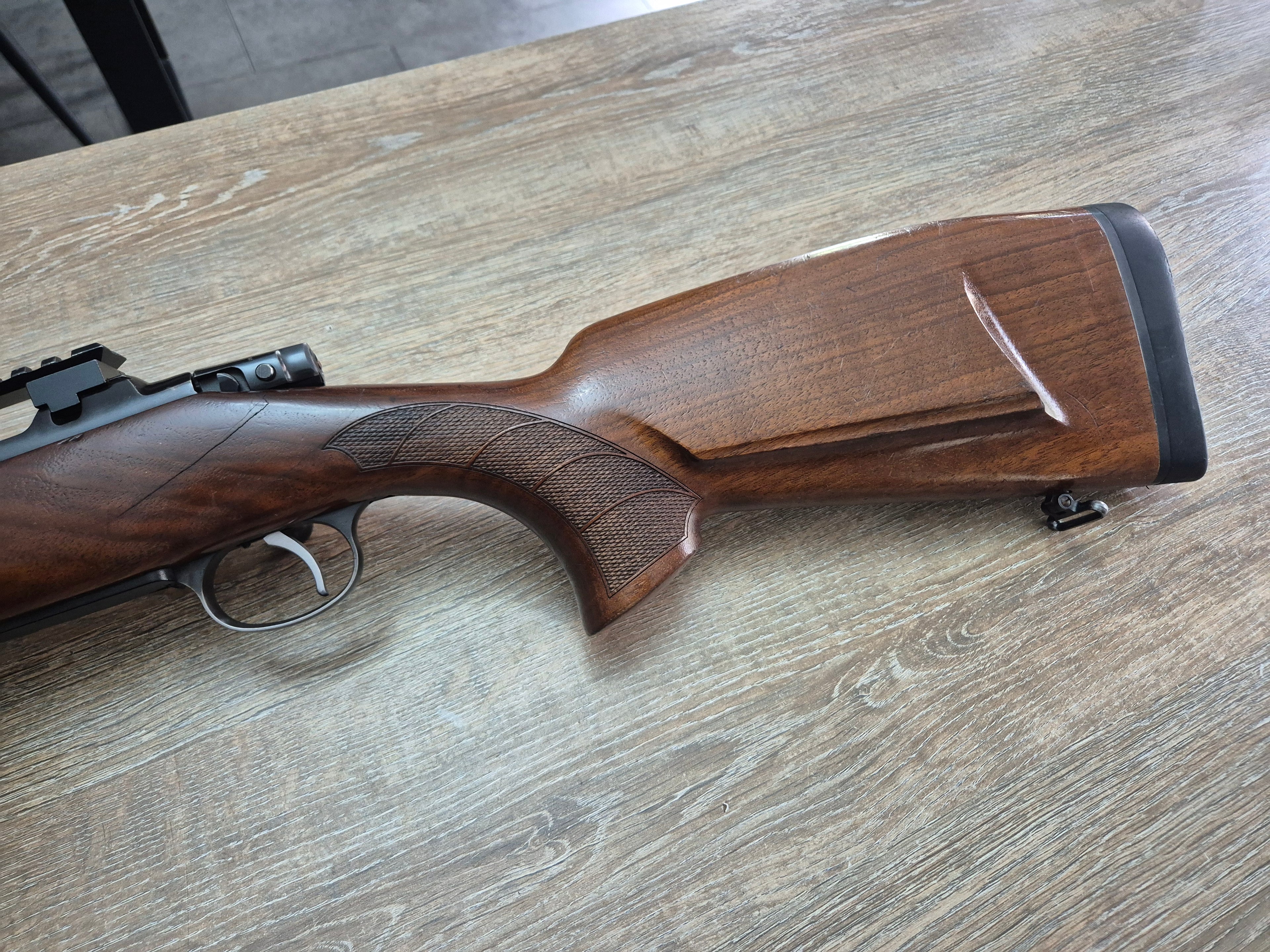 Carabina CZ 550, cal 30-06, teava 60cm, cătări, pat lemn