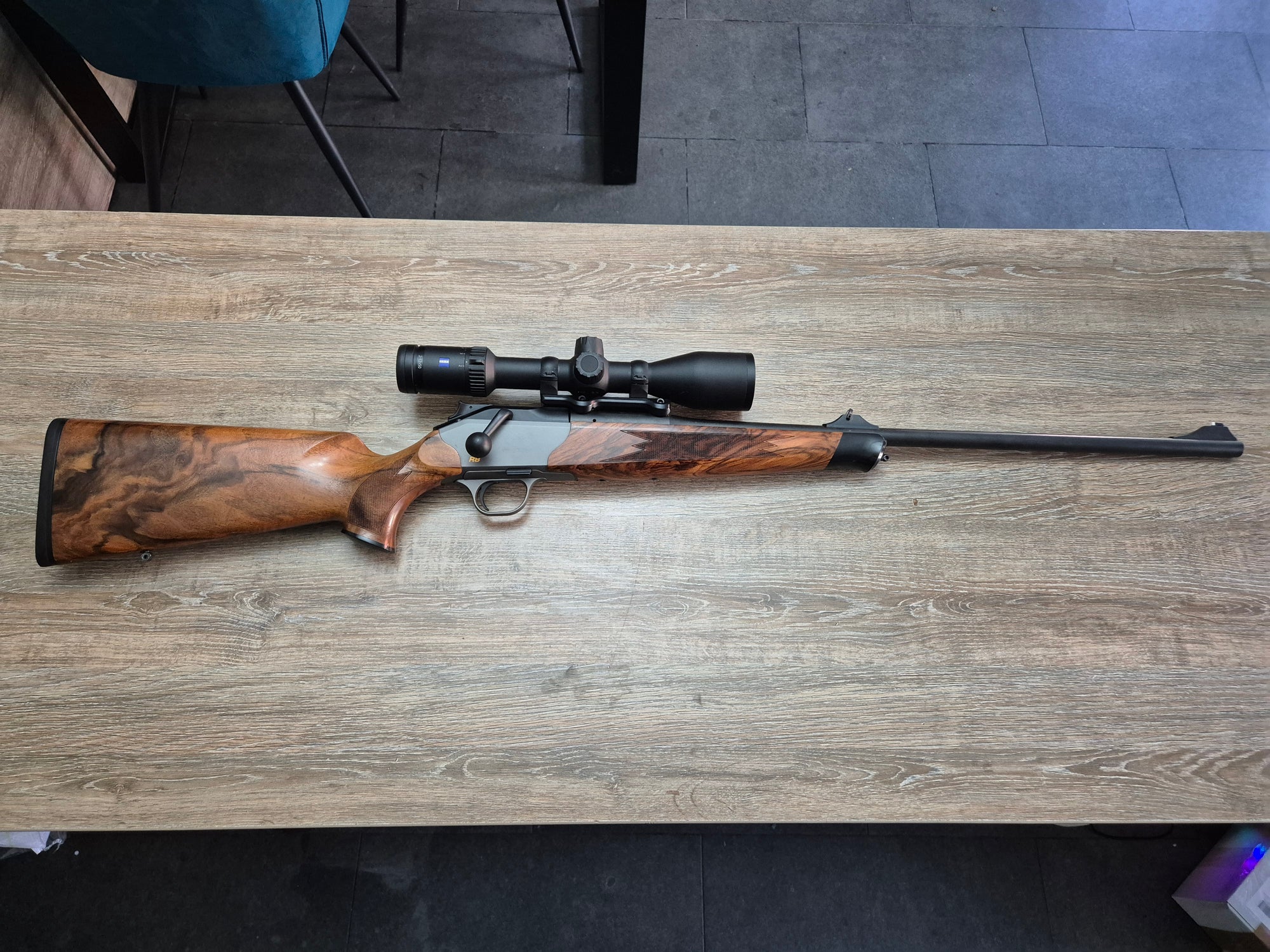 Carabina Blaser R8, cal 300 win mag, 65cm, pat lemn, luneta Zeiss V6 2-12x50