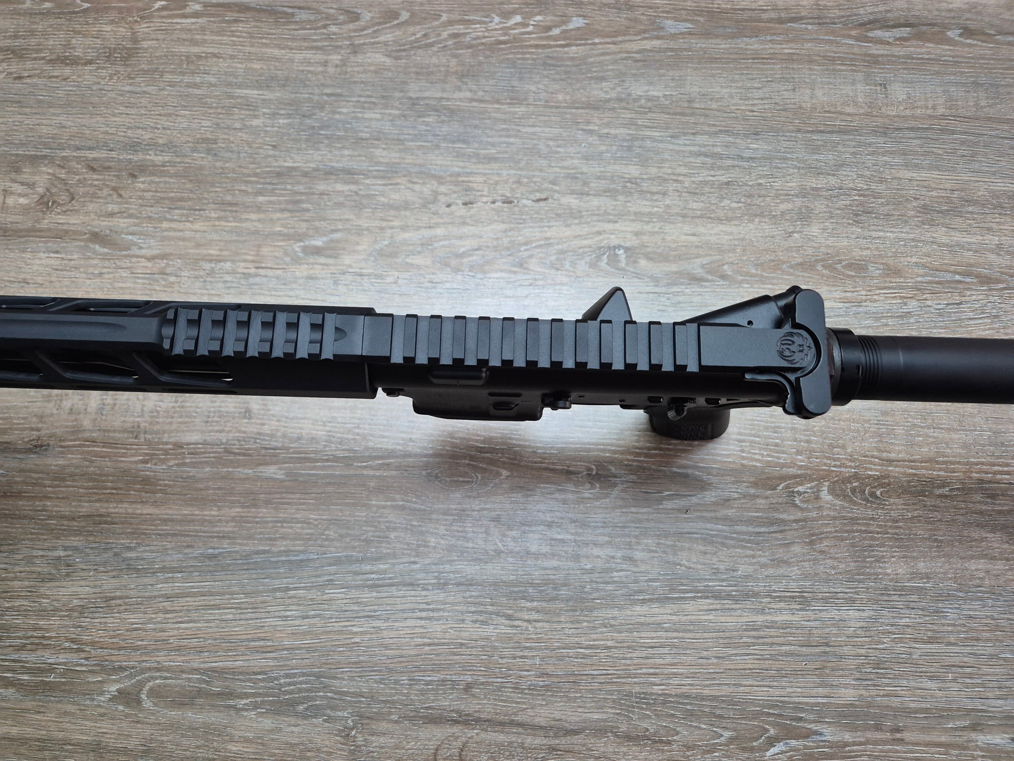 Carabina semiauto Ruger AR-556, cal 223 rem, stil tactic, pentru vanatoare