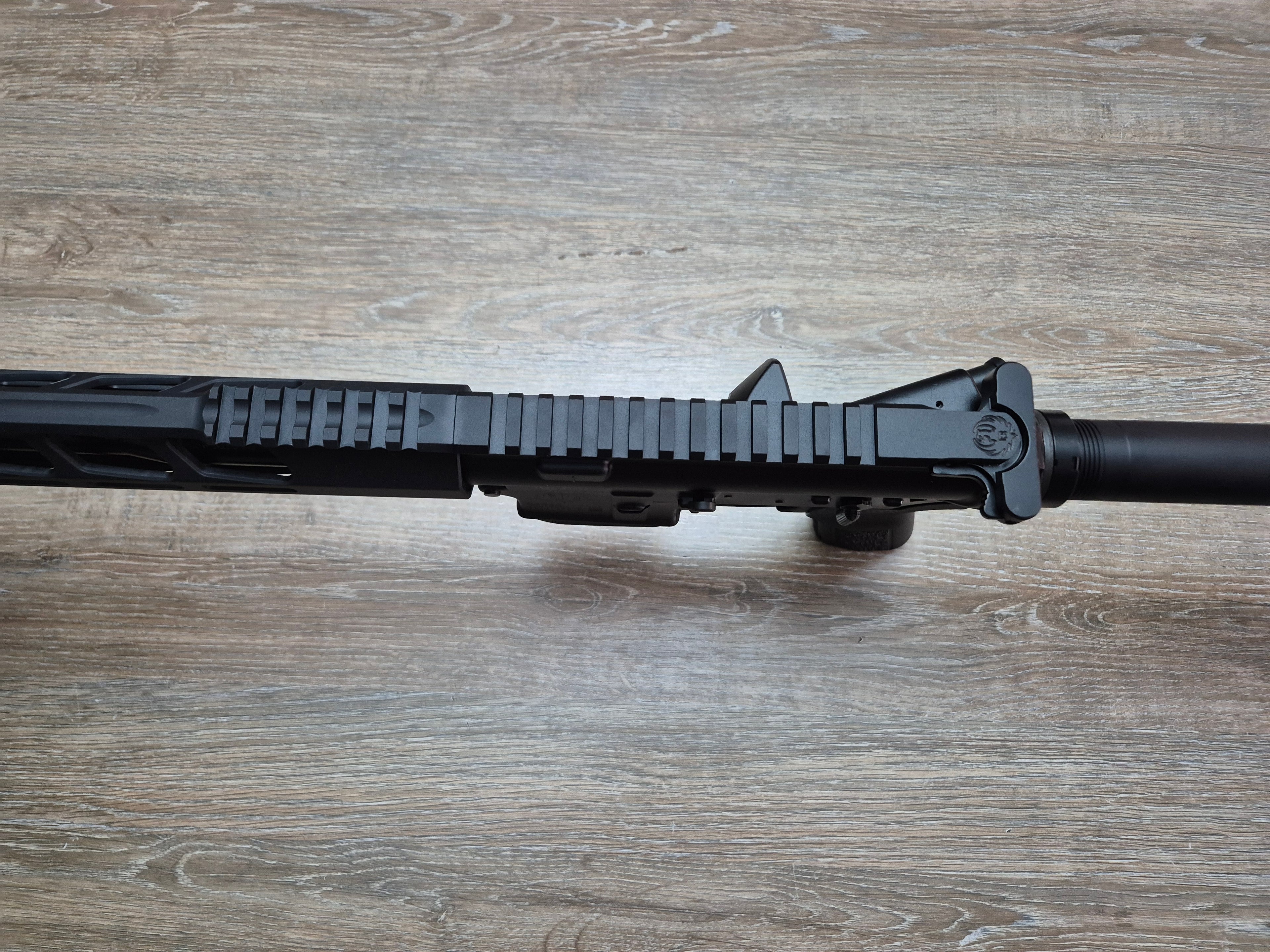 Carabina semiauto Ruger AR-556, cal 223 rem, stil tactic, pentru vanatoare
