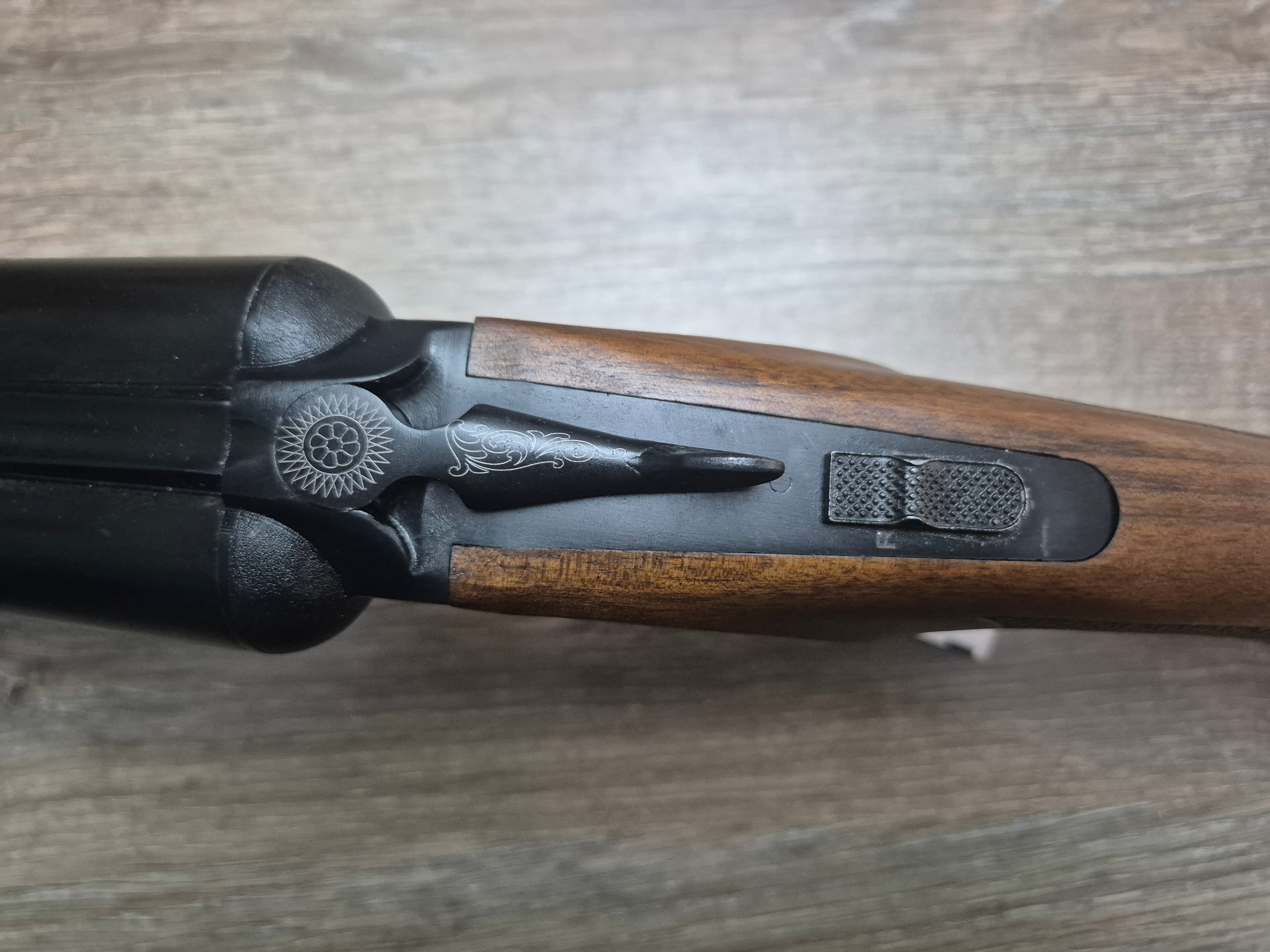 Lisa Aksan Arms, cal 12/76, tevi 72cm, pat lemn, black