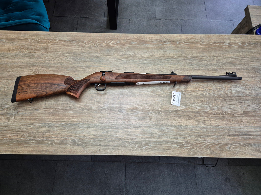 Carabina CZ 600 Lux, cal 223 rem, 51cm, pat lemn, cătări